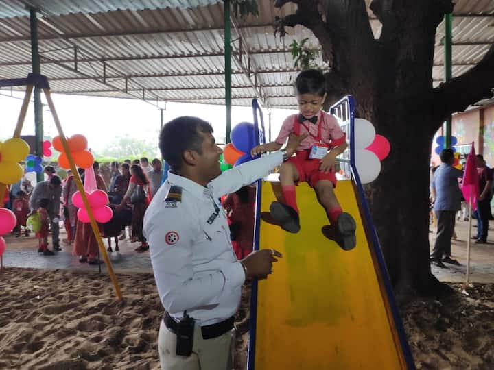 मुलांना शाळा ही घरासारखी वाटावी आणि शाळेतला पहिला दिवस त्यांच्या कायमस्वरुपी आठवणीत राहावा, म्हणून राज्यातील वेगवेगळ्या शाळा वेगवेगळ्या पद्धतीने मुलांचे स्वागत करतात. 