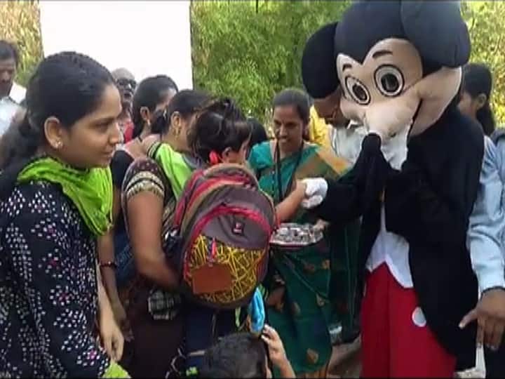 मिकी-डोनाल्डसारख्या कार्टून्सच्या उपस्थितीत शाळा प्रशासनाकडून गुलाब पुष्प देऊन आणि ढोलताशे वाजवून विद्यार्थ्यांचं स्वागत करण्यात येत आहे.