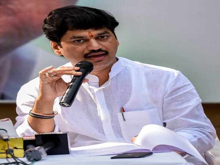 सोशल मीडियावरचा 'तो' व्हिडीओ बनावट, वक्तव्याचा विपर्यास केला, धनंजय मुंडेंचा खुलासा Dhananjay Munde issued a clarification on Pankaja Munde statement सोशल मीडियावरचा 'तो' व्हिडीओ बनावट, वक्तव्याचा विपर्यास केला, धनंजय मुंडेंचा खुलासा