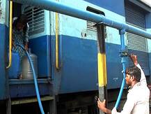 हंडाभर पाण्यासाठी रेल्वेने 14 किमी प्रवास, औरंगाबादेतील भीषण प्रकार