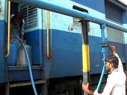हंडाभर पाण्यासाठी रेल्वेने 14 किमी प्रवास, औरंगाबादेतील भीषण प्रकार