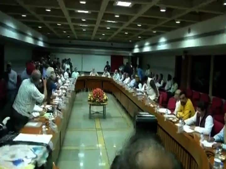 Modi Govt announces setting up committee to study one nation one election after all party meeting 'एक देश एक निवडणुकी'ला बहुतांश पक्षांचे समर्थन, सर्व पक्षांशी चर्चेसाठी सरकार समिती स्थापन करणार : राजनाथ सिंह