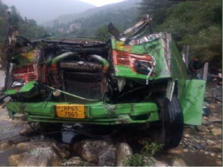 25 dead as bus falls into gorge in kullu himachal pradesh हिमाचल प्रदेशातील कुल्लूमध्ये बस दरीत कोसळून अपघात, 33 जणांचा मृत्यू