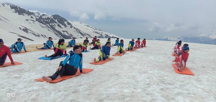 हिमाचल प्रदेश: आयटीबीपी कर्मचारी रोहतांग पास जवळ 14000 फुटांवर योगासनांचे प्रदर्शन केले, तर ते किमान 10 अंश सेल्सिअस तापमानात होते.