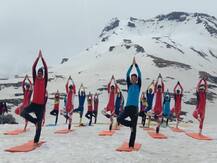 कुठे बर्फ, तर कुठे पाणी...हाडं गोठवणाऱ्या थंडीत भारतीय जवानांची योगासनं