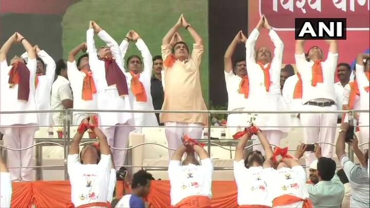 नागपूरमध्ये केंद्रीय मंत्री नितीन गडकरी योगासनांचे प्रदर्शन करताना 