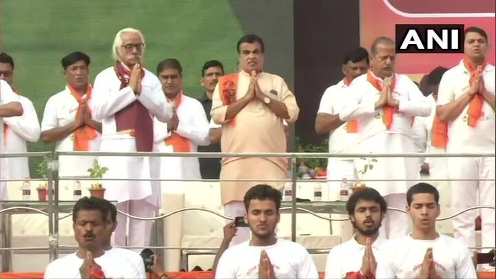 नागपूरमध्ये केंद्रीय मंत्री नितीन गडकरी योगासनांचे प्रदर्शन करताना 