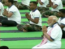 आंतरराष्ट्रीय योगदिनानिमित्त देशभरातील दिग्गज नेतेमंडळींची योगासनं