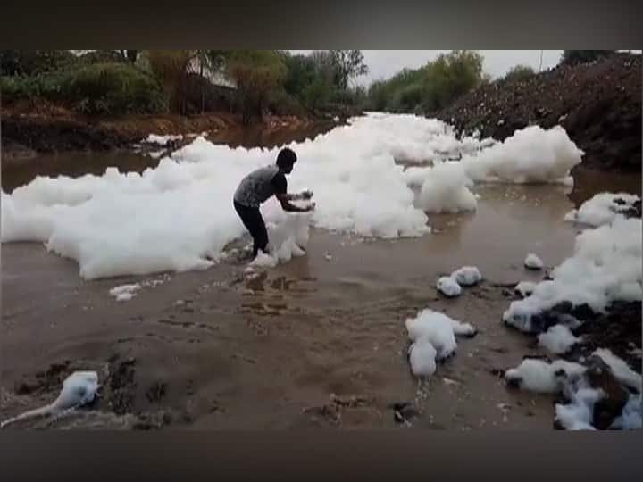 Foam on karpara river beed बीडमधल्या नदीला हिमालयातील नदीचे स्वरुप