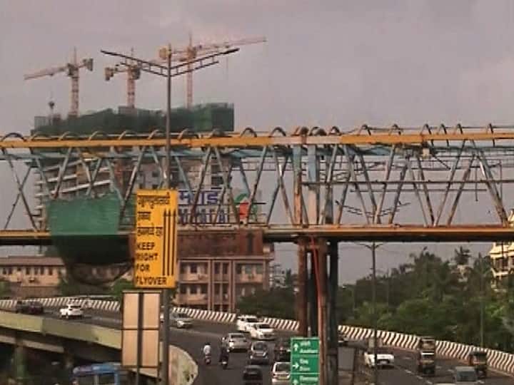 मुंबईतील पहिल्या स्कायवॉकवर हातोडा, पश्चिम द्रुतगती महामार्गावरील वांद्रे येथील स्कायवॉक पाडकामास सुरुवात mumbai-bandra-skywalk demolish for bandra sea link-BKC fly over work mumbai मुंबईतील पहिल्या स्कायवॉकवर हातोडा, पश्चिम द्रुतगती महामार्गावरील वांद्रे येथील स्कायवॉक पाडकामास सुरुवात