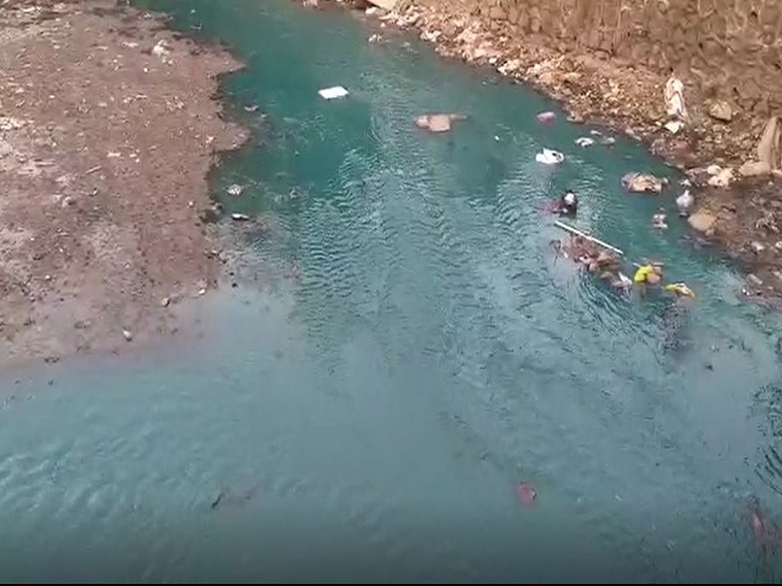 Green, blue water in Drain Dombivali, Citizens harass due to bad smell डोंबिवलीत नाल्यात आलं हिरवं-निळं पाणी, पाण्याला उग्र वास येत असल्याने नागरिकांना त्रास