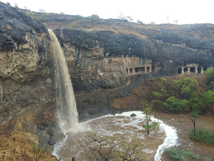  हा धबधबा पाहण्यासाठी पर्यटकांनी गर्दी केलीय. विशेष म्हणजे यावर्षी आर्द्रता नक्षत्रातच धबधबा ओसंडून वाहू लागला आहे. 