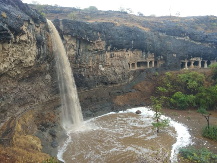 काल रात्री वेरुळ, खुलताबाद परिसरात जोरदार पाऊस झाल्याने वेरुळ लेणीतीन सीतेची न्हाणी असलेला प्रसिद्ध धबधबा कोसळू लागलाय. 