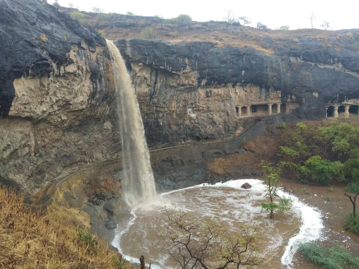 हा धबधबा पावसाळ्यात पर्यटकांचे विशेष आकर्षण असतो. 