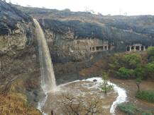 वेरुळचा धबधबा खळाळला!