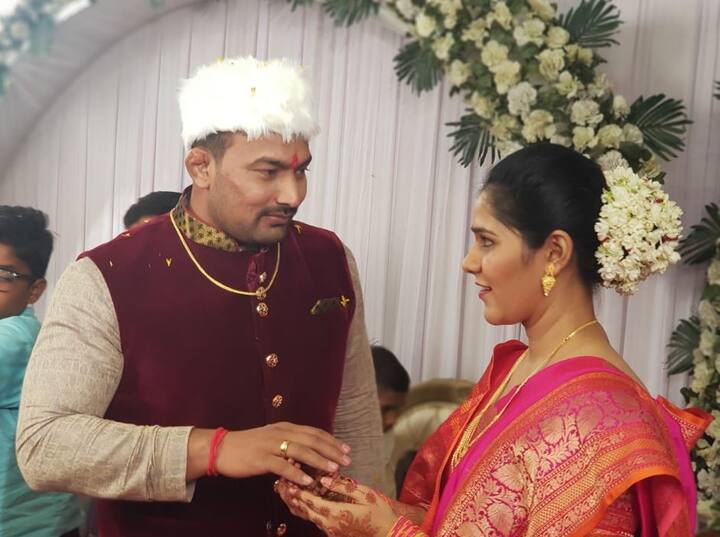 कुस्तीच्या आखाड्यातील लाडका पैलवान विजय चौधरी आणि नाशिकची कोमल भागवत यांचा साखरपुडा सोहळा नुकताच संपन्न झाला. 