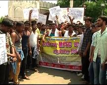 स्पर्धा परीक्षा देण्याऱ्या विद्यार्थ्यांचा औरंगाबादेत अर्धनग्न मोर्चा