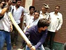 भाजप आमदाराची गुंडगिरी, पाडकाम करण्यासाठी आलेल्या पालिका कर्मचाऱ्याला बेदम मारहाण