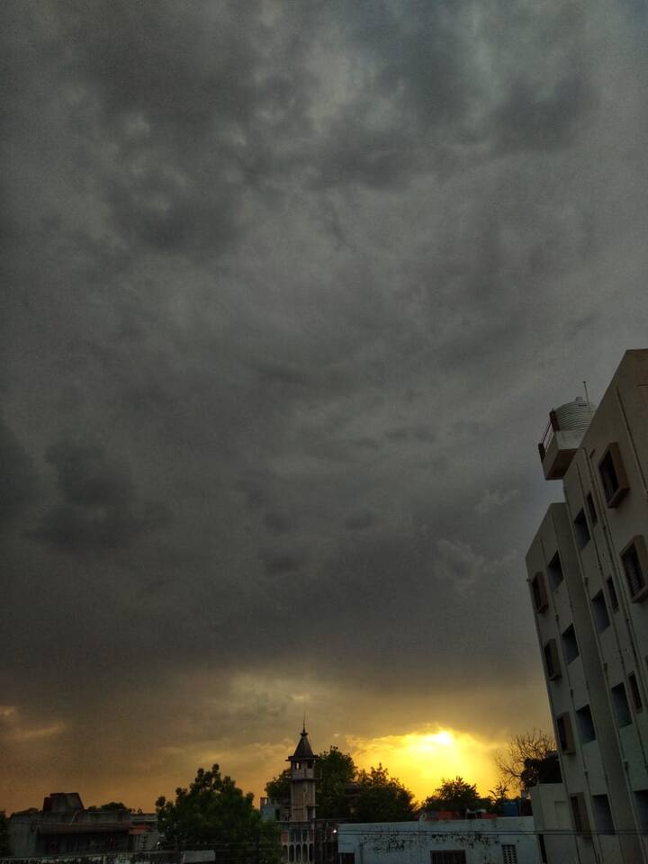 सूर्यप्रकाश आणि काळ्या ढगांचं एकत्रित चित्र (फोटो- शेखर जोशी)