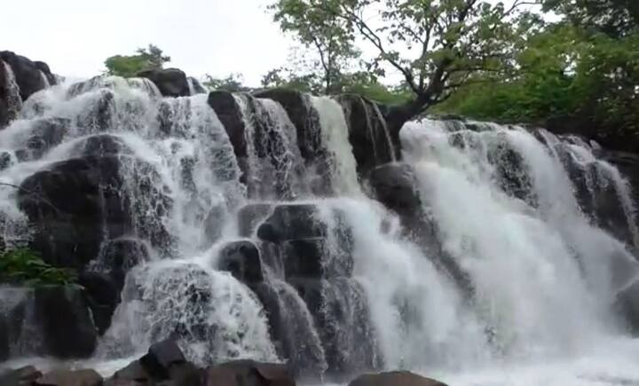 गेले दोन दिवसांपासून पडत असलेल्या मुसळधार पावसाने सावडाव, व्हाहनकोंड हे धबधबे प्रवाहित झाले आहेत. 