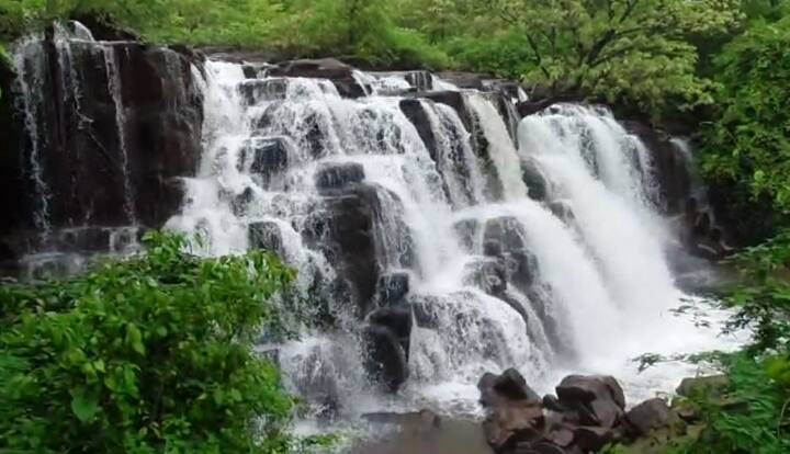 सावडाव धबधबा सुरक्षित समजला जातो. याठिकाणी दगड कोसळण्याचे प्रकार नाहीत तसंच धबधब्याखालील डोह खोल नसल्यामुळे अबालवृद्ध या निसर्गरम्य ठिकाणाचा आनंद घेऊ शकतात.
