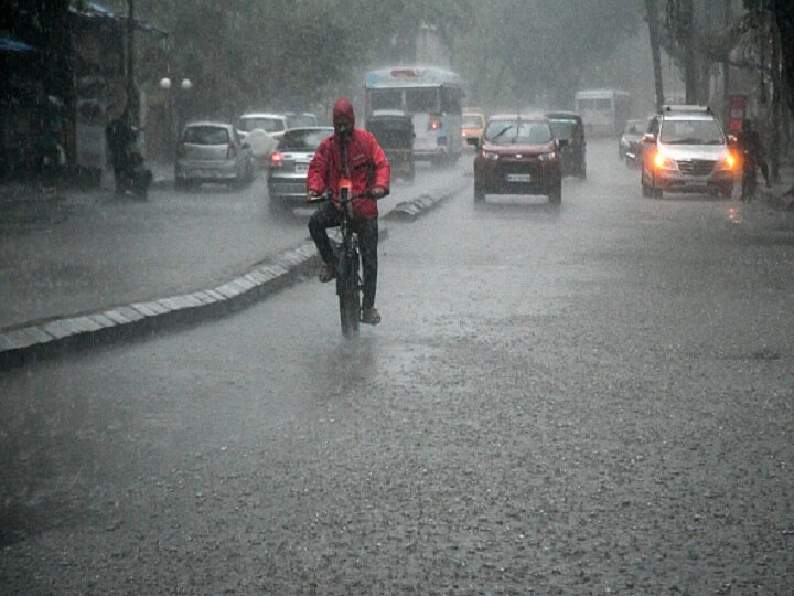 Mumbai Rains Heavy rainfall in Mumbai and suburban मुंबईसह उपनगरांमध्ये रात्रभर मुसळधार, लोकल सेवेवर परिणाम