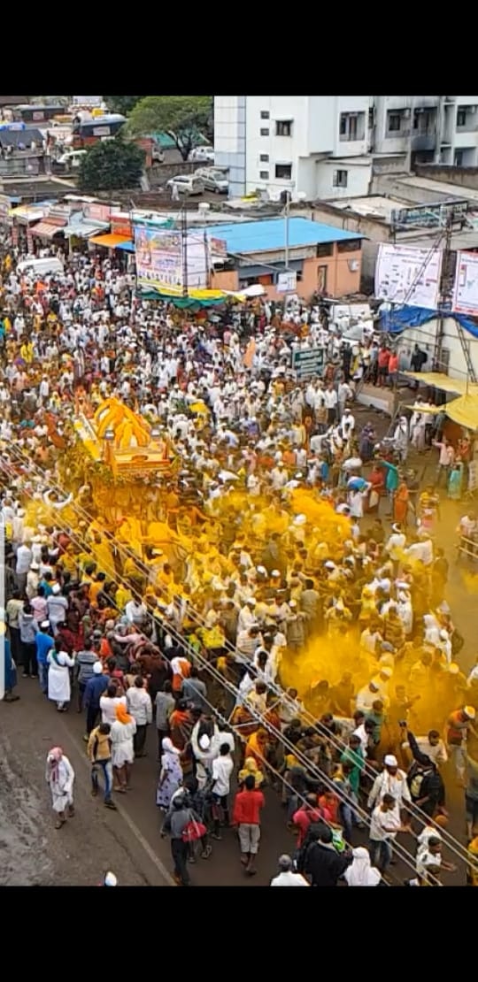 जेजुरीला आल्यानंतर वारकऱ्यांनी गडावर जाऊन खंडेरायाचे दर्शन घेतलं. यावेळी भंडारा उधळत 'येळकोट येळकोट जय मल्हार'चा जयघोष केला.