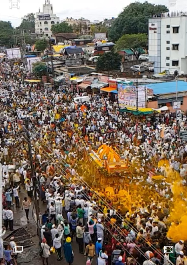 जेजुरीत पोहोचणाऱ्या माऊलींच्या पालखीचं दोन वेळा स्वागत केलं जातं. स्वागताचा पहिला मान खंडोबा देवस्थानचा तर दुसरा स्वागत जेजुरी नगरपालिकेचा असतो. 