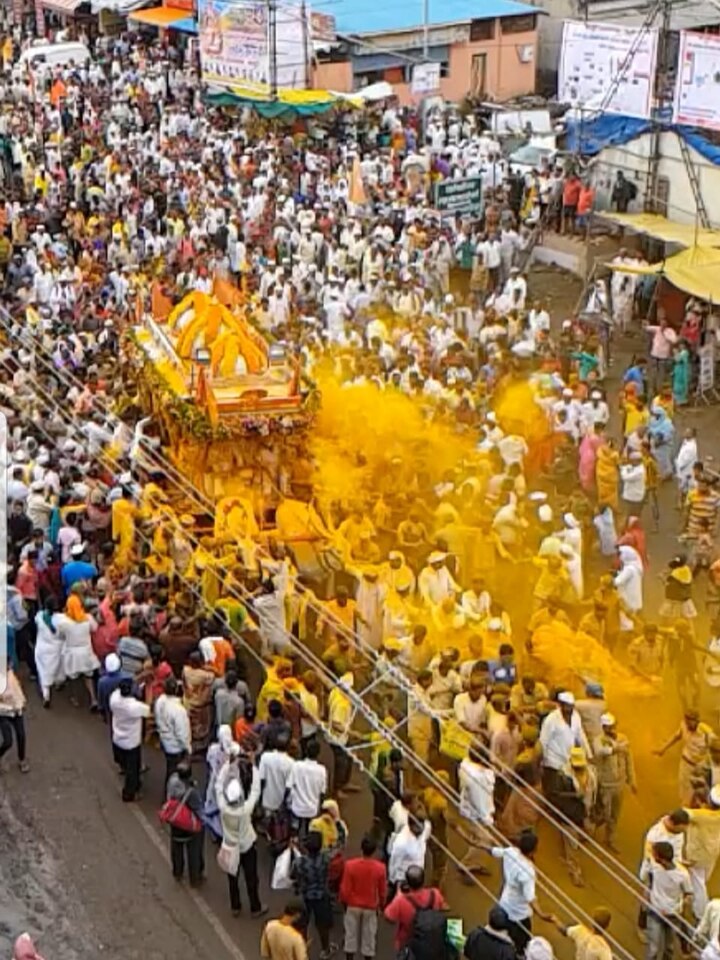 माऊलींची पालखी बरोबर गडावरच्या मंदिरासमोर खाली येते. त्यावेळी त्या पालखीवर भंडारा उधळला जातो आणि माऊलींना पिवळं केलं जातं.