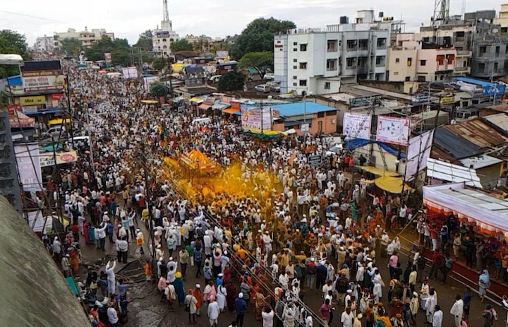 जेजुरीमध्ये पोहोचणाऱ्या माऊलीच्या पालखीवरती याठिकाणी भंडारा उधळला 