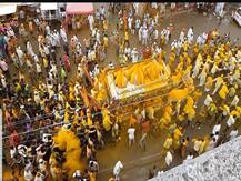 वारी पंढरीची | माऊलींची पालखी खंडेरायाच्या भेटीला, जेजुरीत भंडाऱ्याच्या रंगात रंगले वारकरी