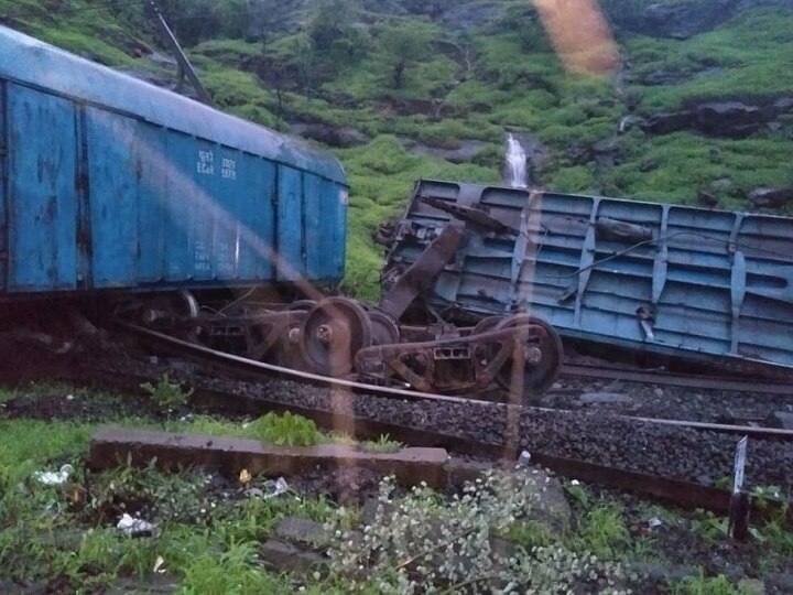 goods train derailment between mumbai pune many Trains cancelled मुंबई-पुणे मार्गावर मालगाडी घसरल्याने 'या' एक्स्प्रेस रद्द