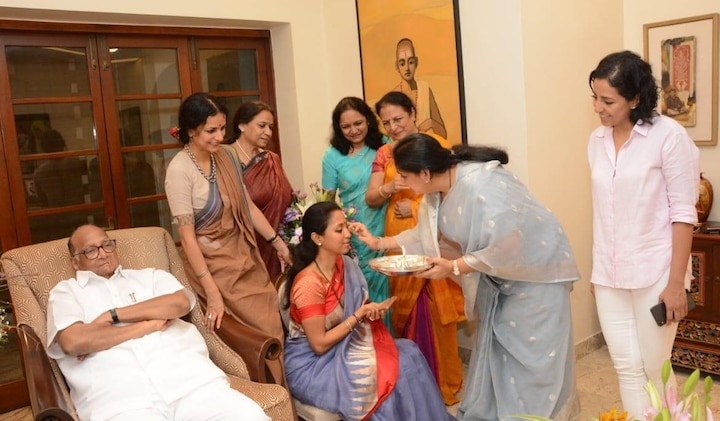 सगळ्यांनी सुप्रिया सुळेचं औक्षण केलं. 