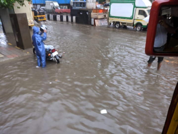 वांद्र्यात रस्ते जलमय झाले आहेत
