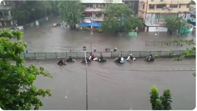 किंग्ज सर्कलमध्ये गाड्यांना पाण्यातून वाट काढण्यासाठी कसरत करावी लागत आहे.