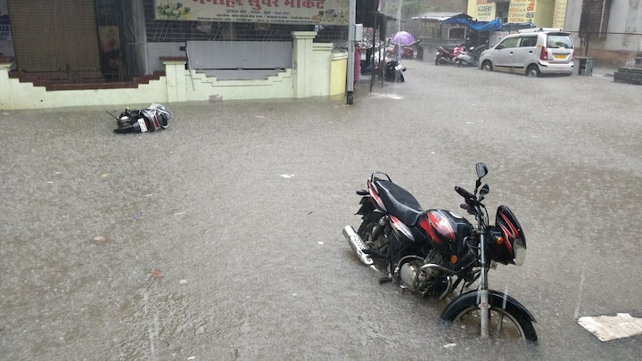 प्रतीक्षानगर सायनमध्येही पावसामुळे पाणी साचलं आहे.