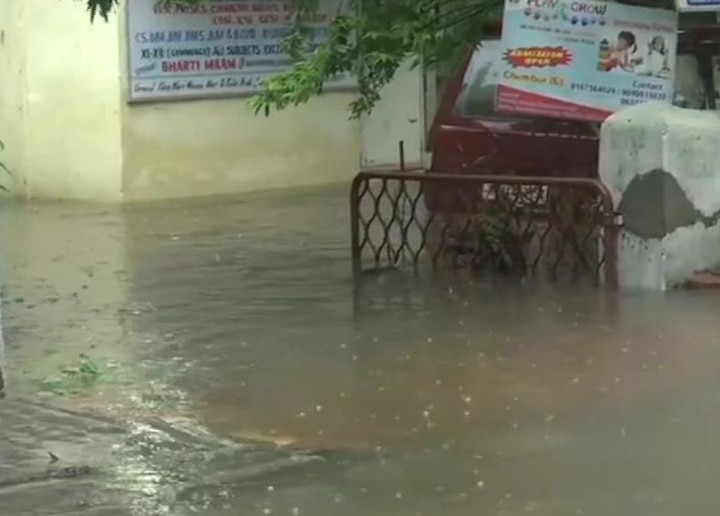 मुंबईत मध्यरात्रीपासून पुन्हा पावसाची बॅटिंग सुरु झाली आहे. मध्य मुंबईसह पश्चिम आणि पूर्व उपगनगरात रात्रीपासून मुसळधार पाऊस सुरु आहे. किंग्ज सर्कल, हिंदमाता, अंधेरी सब वे, वाकोला आणि कुर्ला वेस्ट या सखल भागात पुन्हा पाणी साचलं आहे. खरंतर गुरुवारी आणि शुक्रवारी पडलेल्या मुसळधार पावसाने काल मुंबईत उघडीप घेतली होती. मात्र आज पुन्हा पावसाची संततधार सुरु झाल्याने सखल भागात पाणी साचलं आहे. 