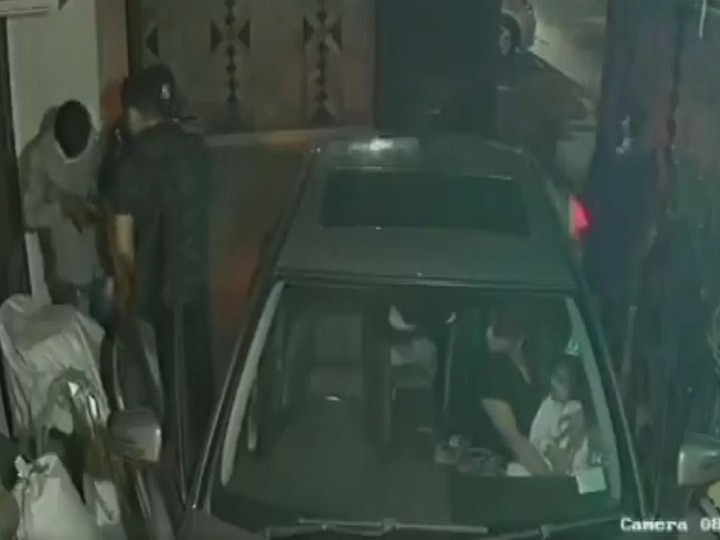Delhi Couple Robbed At Gunpoint In Parking, while Children were In Car, Shocking CCTV Video revealed,  बंदुकीच्या धाकाने तिघांनी कारमधील कुटुंबाला लुटलं, थरार सीसीटीव्हीत कैद