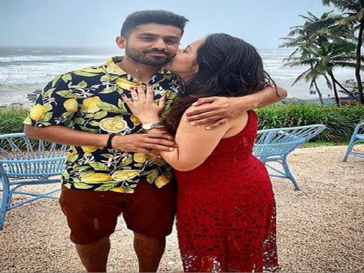 Cricketer Karun Nair gets engaged to his long-time girlfriend Sanaya Takariwala क्रिकेटपटू करुण नायरचं समुद्रकिनारी गर्लफ्रेण्डला प्रपोज