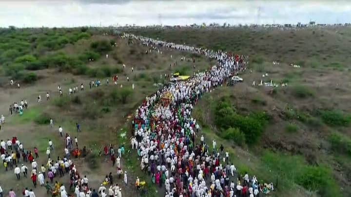 आषाढी एकादशीसाठी वैष्णवांची मांदियाळी पंढरीच्या दिशेने मार्गक्रमण करत आहे. 