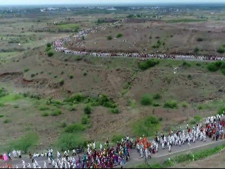 एरव्ही तुकोबांच्या पालखीला फक्त दोनच बैलांच्या जोड्या असतात. आज मात्र या अवघड आणि नागमोडी वळणाच्या घाटातून जाण्यासाठी सहा बैलांच्या जोड्या या पालखीला लावण्यात आल्या होत्या. 