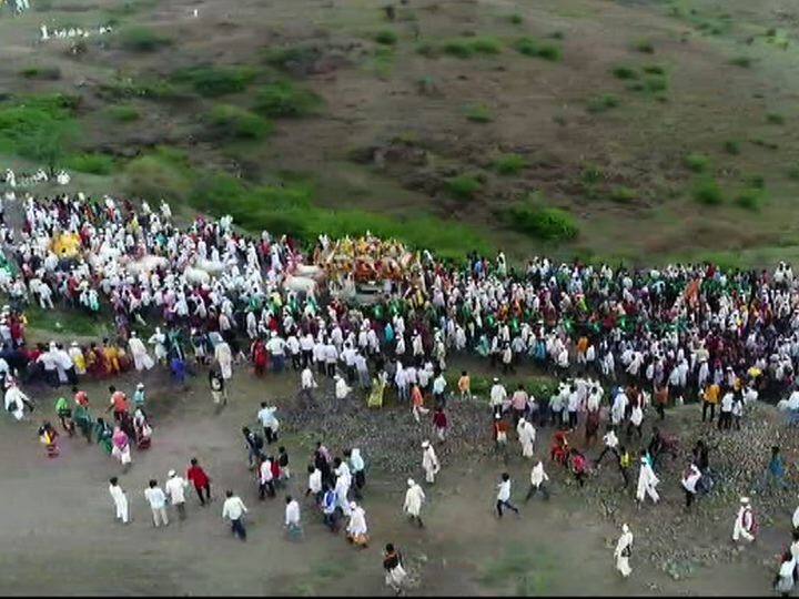 भगव्या पताका हाती घेतलेले वारकरी, तुळशी वृंदावन घेतलेल्या माऊली आणि फुलांनी सजवलेली तुकारामांची पालखी हे सगळं मोहक दृष्य डोळ्यांचं पारणं फेडणारं होतं.