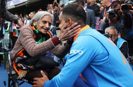 चारुलताबेन यांनी विराट आणि रोहितला आजीच्या ममतेनं कुरवाळत दोघांचा लाडानं मुकाही घेतला.