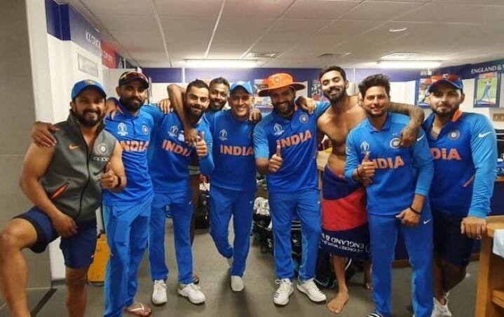 सामना जिंकल्यानंतर अशा पद्धतीनं टीम इंडियाच्या शिलेदारांनी ड्रेसिंग रुममध्ये सेलिब्रेशन केलं. 