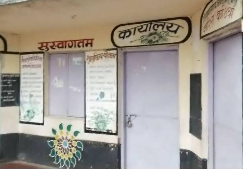 शाळेत कुऱ्हाडीने वार करुन शिक्षिकेची हत्या करणाऱ्या पतीला दोन दिवसात अटक Gondia man arrested for killing teacher wife with axe in school शाळेत कुऱ्हाडीने वार करुन शिक्षिकेची हत्या करणाऱ्या पतीला दोन दिवसात अटक