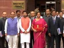 Union Budget 2019 Highlights : निर्मला सीतारमण यांनी प्रथा बदलली, ब्रीफकेसऐवजी \'बहीखाता\'