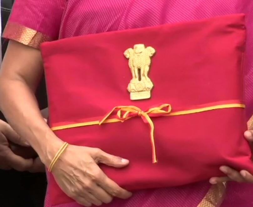 Union Budget 2019 Highlights : निर्मला सीतारमण यांनी प्रथा बदलली, ब्रीफकेसऐवजी 'बहीखाता