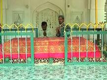 हिंदू संताचा दर्गा, येथे भजनासोबत कव्वालीदेखील गायली जाते