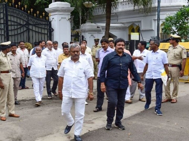 BJP ready to form Government in karnataka - 10 Karnataka Congress-JDS MLAs reached in Mumbai कर्नाटकात भाजप सरकार स्थापन करण्याची शक्यता, राजीनामा दिलेले आमदार मुंबईतल्या हॉटेलमध्ये दाखल