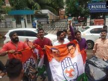 मुंबईतील सोफीटेल हॉटेलबाहेर काँग्रेस कार्यकर्त्यांची निदर्शनं, कर्नाटकातील आमदारांनी राजीनामा मागे घेण्याची मागणी